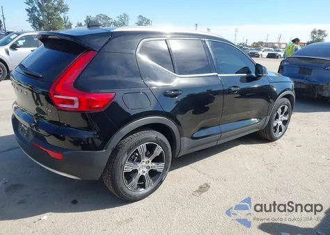 2021 Volvo Xc40 T4 Inscription z USA, uszkodzony, nr VIN YV4AC2HL3M2591003